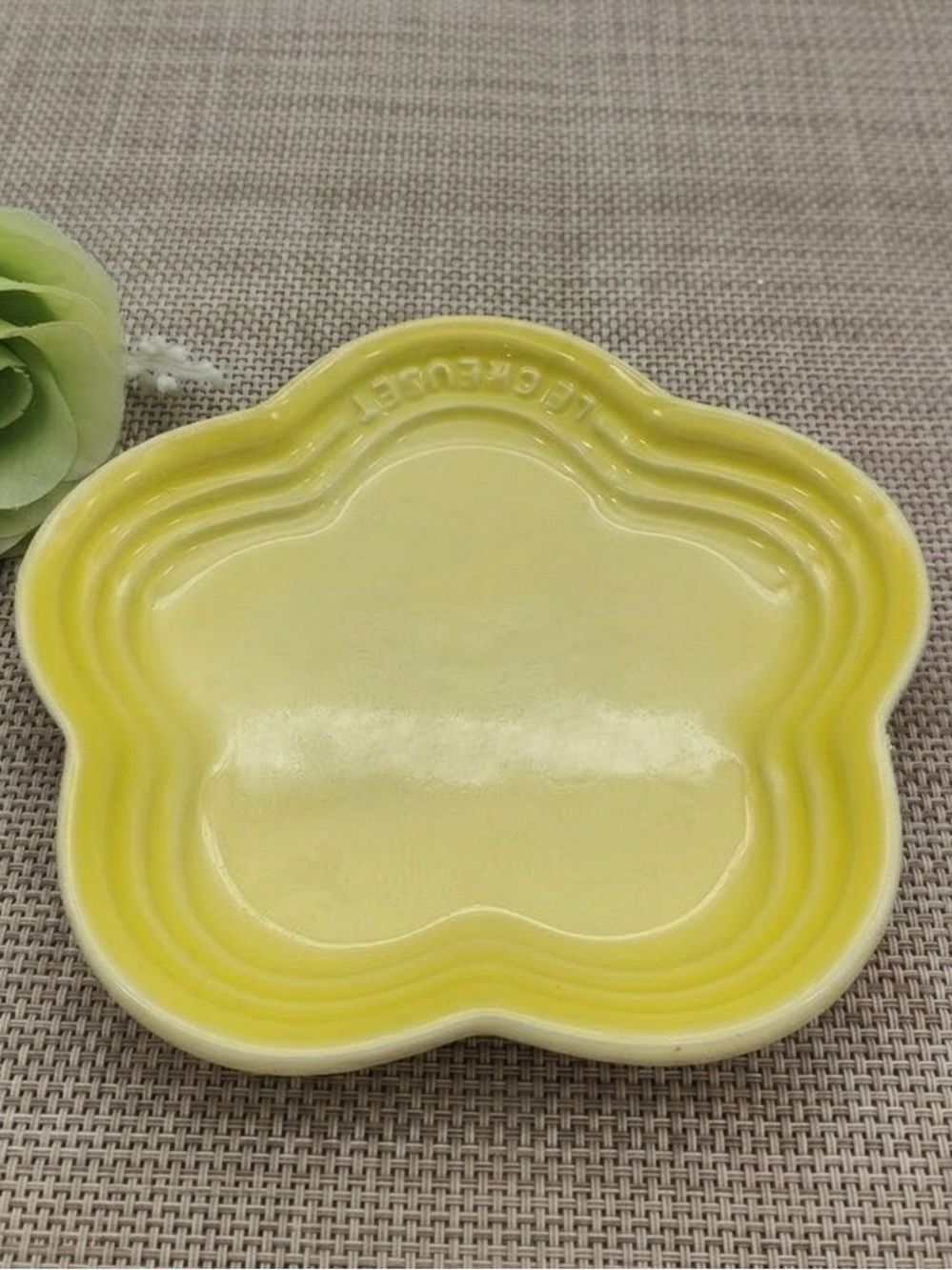 Le Creuset Stoneware Flower Petal Scalloped Trinket Dish Plate Tray